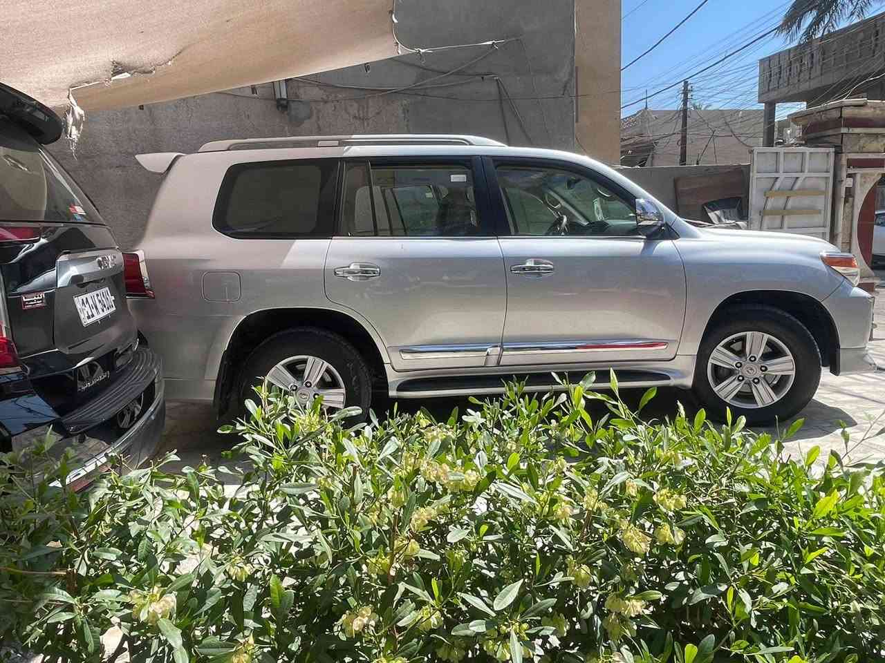 السلام عليكم اخوان
لاند كروز بريمي للبيع 

موديل 2014

المواصفات GX.R

مكينه V6  4.0

تحكمات ستيرن 

مثبت سرعه

حساسات امامي خلفي 

كامرة خلفيه 

فتحة سقف 

تبريد 3 قطع 

ثلاجه 

كشن السايق كهرباء 

جام اوتو 

اشاير بلمري وشفط هم

دف لوك 

مرشات للضوة الامامي

تخم تاير جديد 

صدر للسيارة جديد توني شاده

السيارة حلوه نظيفه

  السعر : $ 33.500 وبيها مجال بسيط

العنوان بغداد زيونه 

 الرقم :*********** متواجد فقط عل الواتساب او الرقم
