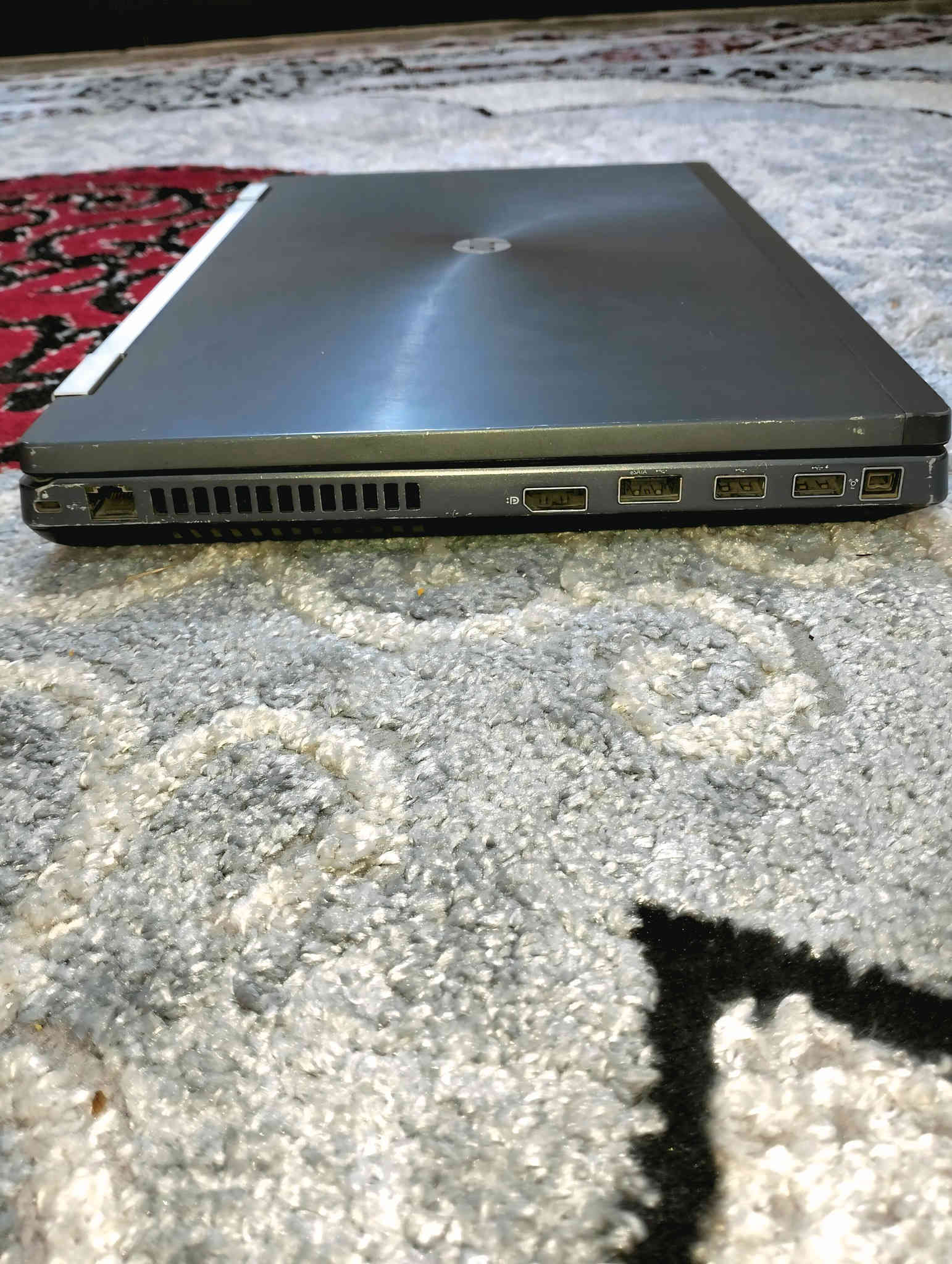للبيع: HP EliteBook 8570w – وحش الأداء للألعاب والبرامج الثقيلة!
جهاز مصمم للمحترفين والألعاب الحديثة، أداء ثابت وسلس، ويشغل كل الألعاب الكبيرة بدون أي تهنيج 

 المواصفات الأساسية:

 رام: 8 GB DDR4 (قابل للتطوير )

 المعالج: Intel Core i7 (محدث لأحدث تعريفات)

 كرت الشاشة: NVIDIA Quadro (محدث بالكامل – أداء ممتاز بالألعاب)

 التخزين:

داخلي: 128 GB SSD M.2 (قابل للتطوير)

خارجي إضافي: 128 GB SSD M.2

 البطارية: ضمان تشغيل ساعة كاملة، ومع الشاحن تشتغل أسابيع متواصلة بدون أي مشاكل

 الشاحن الأصلي: قدرة 250 واط

 الإضافات والمرفقات:

 إضافات تجي ويا اللابتوب (كلها شغالة 100%)

ماوس عادي يأدي الغرض للاستخدام اليومي والألعاب.

جويستك (يد تحكم) تشتغل بلوتوث وعلى اللابتوب والموبايل بدون مشاكل.

سماعات بلوتوث نوعية ممتازة،

تشحن الهاتف أو أي جهاز ثاني بنفس الوقت (باور بنك صغير).

بيها شاشة رقمية لعرض نسبة شحن السماعتين يمين ويسار.

مشغل أقراص LG DVD جديد من LG.

هارد SSD إضافي سعة 128GB m.2 جاهز للتبديل أو التخزين.

جنطة خاصة للابتوب بيها عدة جيوب ومقسّمات، مناسبة لحجم 17.5 إنچ وتاخذ أغراض هواية بسهولة.

كل الملحقات ويّاها شواحنها الأصلية.

  مواصفات إضافية:

 الكيبورد كامل وشغال 100% (أرقام + F1 إلى F12 + الرموز الخ...)

 التاتش باد شغال تمام وبيه أزرار فوق وتحت يمين ويسار مثل الماوس

 الموقع: كربلاء المقدسة – طويريج / الهندية / منطقة السياحي / جرف آل بعامر

 أقرب نقطة دالة: أسواق علي جلعوط

- داخل كربلاء اجيك عادي

 للتواصل:

واتساب أو اتصال: ***********

ماسنجر متاح كذلك

 ملاحظات:

أي برنامج أو لعبة أو تطبيق تحتاجه أساعدك بتنصيبه مجانًا.

السعر مناسب حسب السوق — الجهاز نظيف ومجرب ومضمون.

#ملاحظة : السعر//400 وبي مجال للشراي
