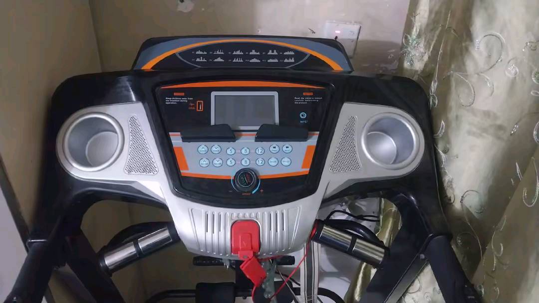 جهاز جري للبيع في حالة نظيفة جداً وكالشيء جديد. مثالي للتمرين داخل البيت ويحتوي على شاشة رقمية لعرض السرعة والمسافة. مرفق معه حزام مساج لجلسات الراحة بعد التمرين. سهل الطي والتخزين بأقل مساحة ممكنة. للاستفسار يرجى الاتصال على الرقم الموضح بالصورة.