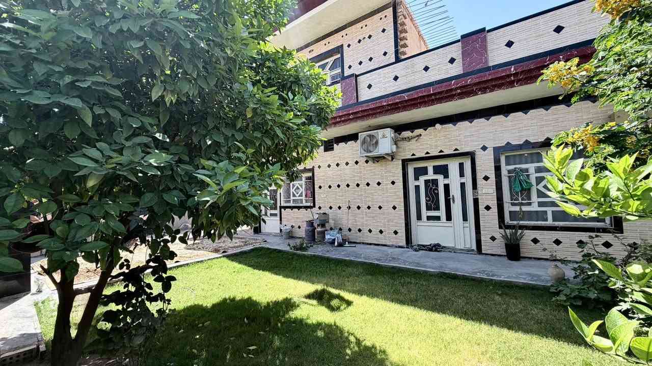 السلام عليكم 
يتوفر دار سكني طابو زراعي سند 25 مساحته 300م يحتوي على ثلاث غرف نوم وصالة واستقبال ومطبخ وثلاث مجموعات صحيه وحديقة كبيره موقعه في المسيب / حي المعلمين / خلف السكه  من جهة قاعة الماستر السعر المطلوب للبيع 125 مليون  للاستفسار الاتصال بالرقم *********** او مراسلة الصفحة
