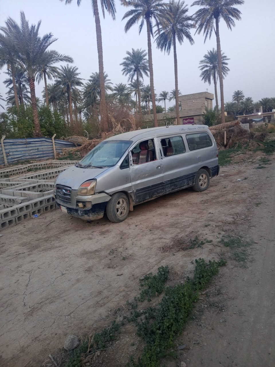 السلام عليكم ستاركس 2007 للبيع مسكر جير عادي بها ضربه بالباب مال السائق معمره محتاجهن وزلات ورقمي ***********
