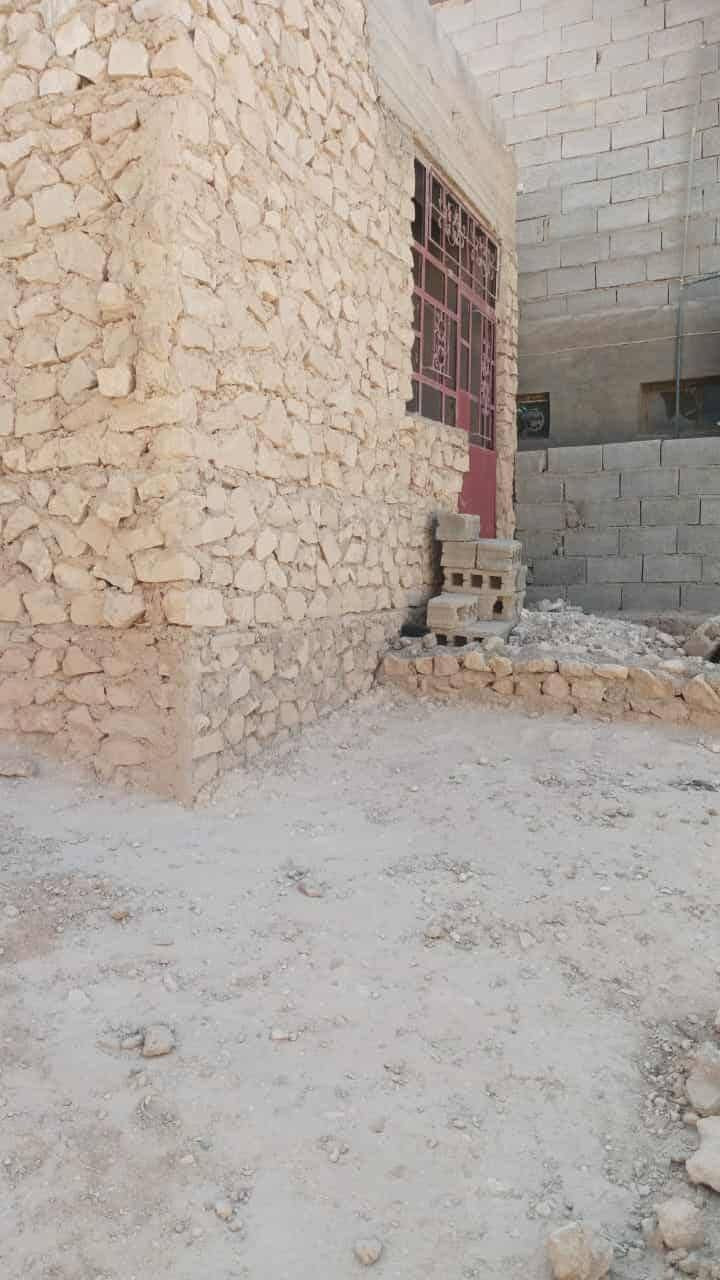 هيكل مسقف للبيع. 
غير مسجل. 
مساحة الهيكل 360م. 
واجهة 12م ونزال30م. 
يحتوي الهيكل على. 
مطبخ. 
غرفتين نوم. 
ممر داخلي. 
صحيات داخلية. 
صحيات خارجية. 
السقف صب مسلح. 
والغرف من الداخل مصطر جص. 
مقابل جامع الرقيب ومدرسة النواعير. 
ملاحضة: يرهم نصف الملغ والباقي اقصاد. 
السعر المطلوب 22مليون وبي مجال للتفاوض  
عنوان المكتب📍 الانبار قضاء حديثة سوق الحي العسكري قرب اسواق ابو حسين 
أ.استاذ هشام حسين ابو احمد ***********واتساب ***********
رائد المعاضيدي ***********
