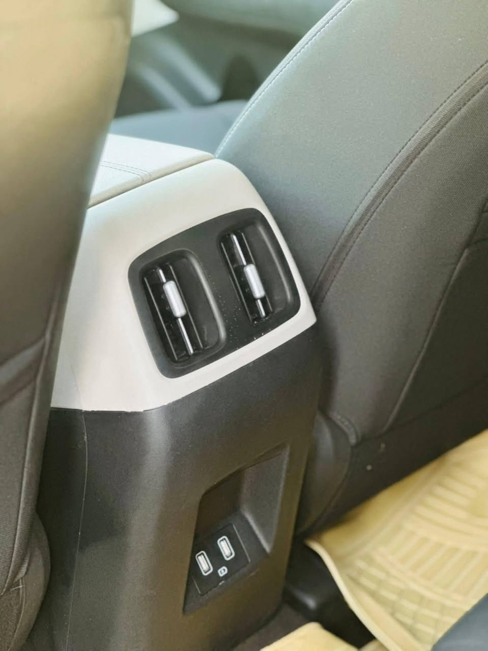 توسان للبيع خليجي رقم بصره بسمي مكفوله كفاله عامه مديل 24 مكان البصره السعر 230 وبيها مجال جدا قليل  ماشيه33 مكلف بالنشر رقم صاحب السياره ***********
