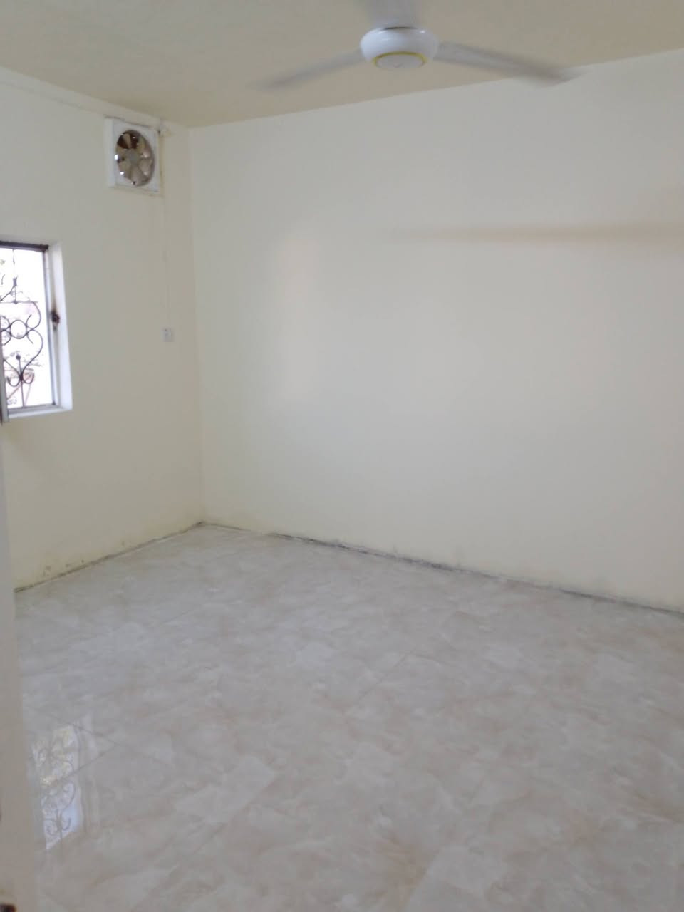 بيت للببع زراعي سند 25 مساحه 350متر متكون غرفه صاله حمام مطبخ استقبال خارجي سعر 70 مكان حي الجامعه شارع فلكه الجداريه بدايت مجمع المومل للاستفسار الاتصال ***********
