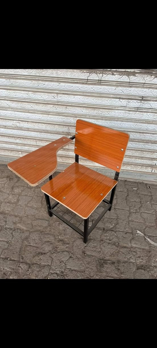 للبيع كراسي جامعي عدد80 مع صبوره عدد3 سعر مناسب مكاني كربلاء***********
