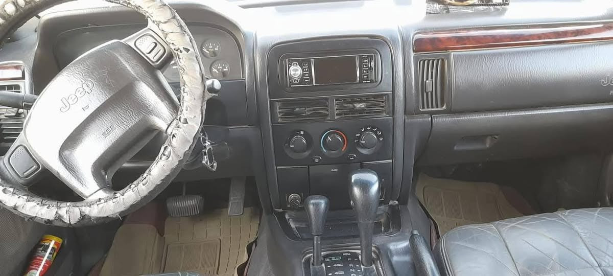 موديل 2000 محرك ففتي 3000 بدون ضربه وخياس. تبريد تدفئه شغاله.  سنويه ل27. ب55 ومجال بسيط. العنوان ديالى. تحوير حلوو.   ***********
***********.
