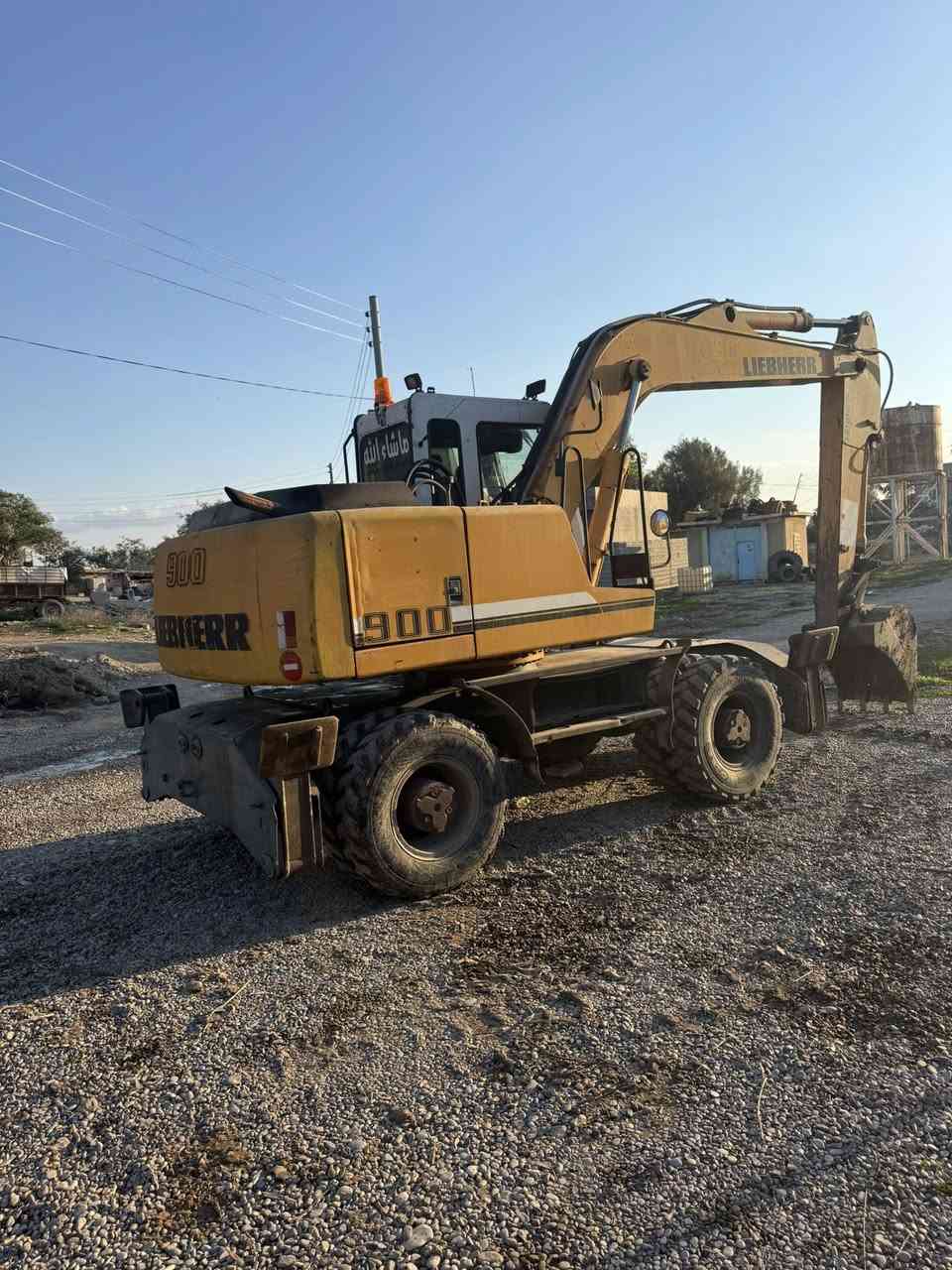 حفارة لبيهير حجم 900موديل2001مكفولة كفالة عامة رقم بغداد ابشرت تحويل سعر 250بي مجال مكان كلار ***********
