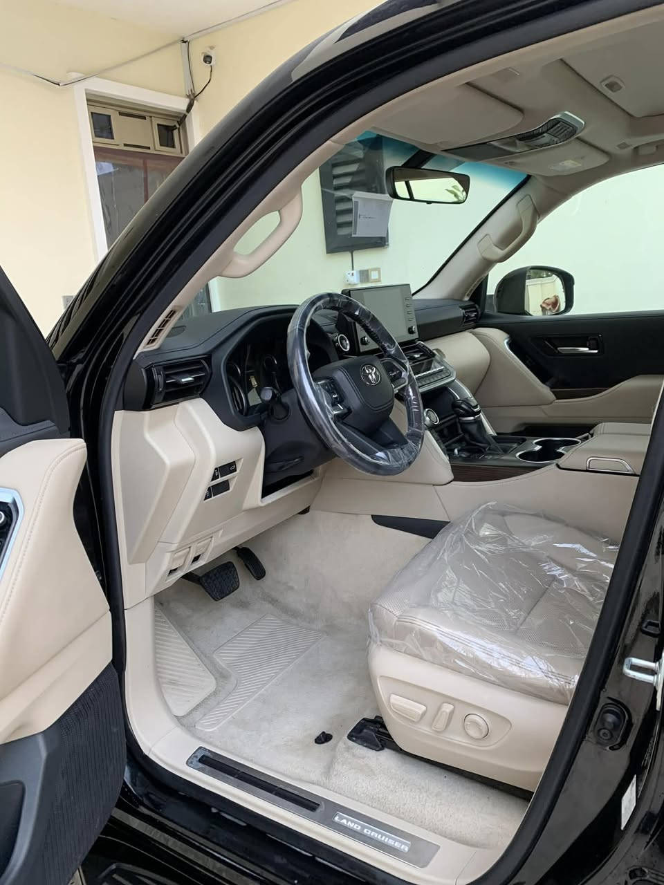 السلام عليكم
لاندكروز 2022 ساز اصلية لوحش السود 

ماشية 40 جديدة كلش السيارة 

 

كراسي كهرباء 

شاشات 3 

شاحن لا سلكي 

محرك 4000 

صندوق كهرباء 

كراسي تبريد 

فتحة 

ومعروفة لمواصفات لباقيه 

مكفول كفاله عامه عنوان بغداد ولشراي يتصل على رقم *********** اراوس لاندكروز حسب لقناع
