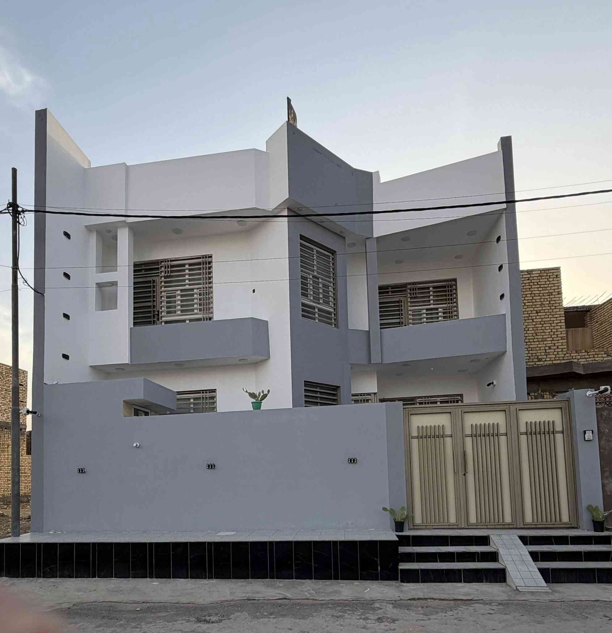 السلام عليكم دار للبيع 🏠

البناء حديث 2025 البيت مرتب كلش
العنوان القاسم حي موسى الكاظم ع 
(مجمع المصلاوي)  طابو زراعي سند 25
المساحه 204 متر البناء حديث جدا 
البناء من افضل واجود ما يكون
من الرفت للسطح 
الطابق الاول 
مدخل البيت كلدور 
ستقبال مع صالة طعام 
مطبخ حار بارد 
صالة حديقه داخل الصالة
غرفة نوم 
غرفة نوم
ممر على عرض البيت 
منور للصالة
مجمع حمامات داخليه 
مجمع حمامات خارجيه 
جزامات ماطور
جزامات احذيه
جزامات دبات غاز 

الطابق الثاني 
صالة 
غرفة نوم 
صالة ثانيه 
مطبخ حار بارد 
مجمع حمامات
بلكونات ثنين
الشغل كل تفصال
بعد بيه كلش هواي تفاصيل البيت نبر ون والله لان اني شخصيا متابع البناء من الرفت لحد ماكمل البيت الله يستر عليه وشايف كل الخير للياخذه مابيه ولا غلطه
السعر 140
 للاستفسار اكثر  ***********
