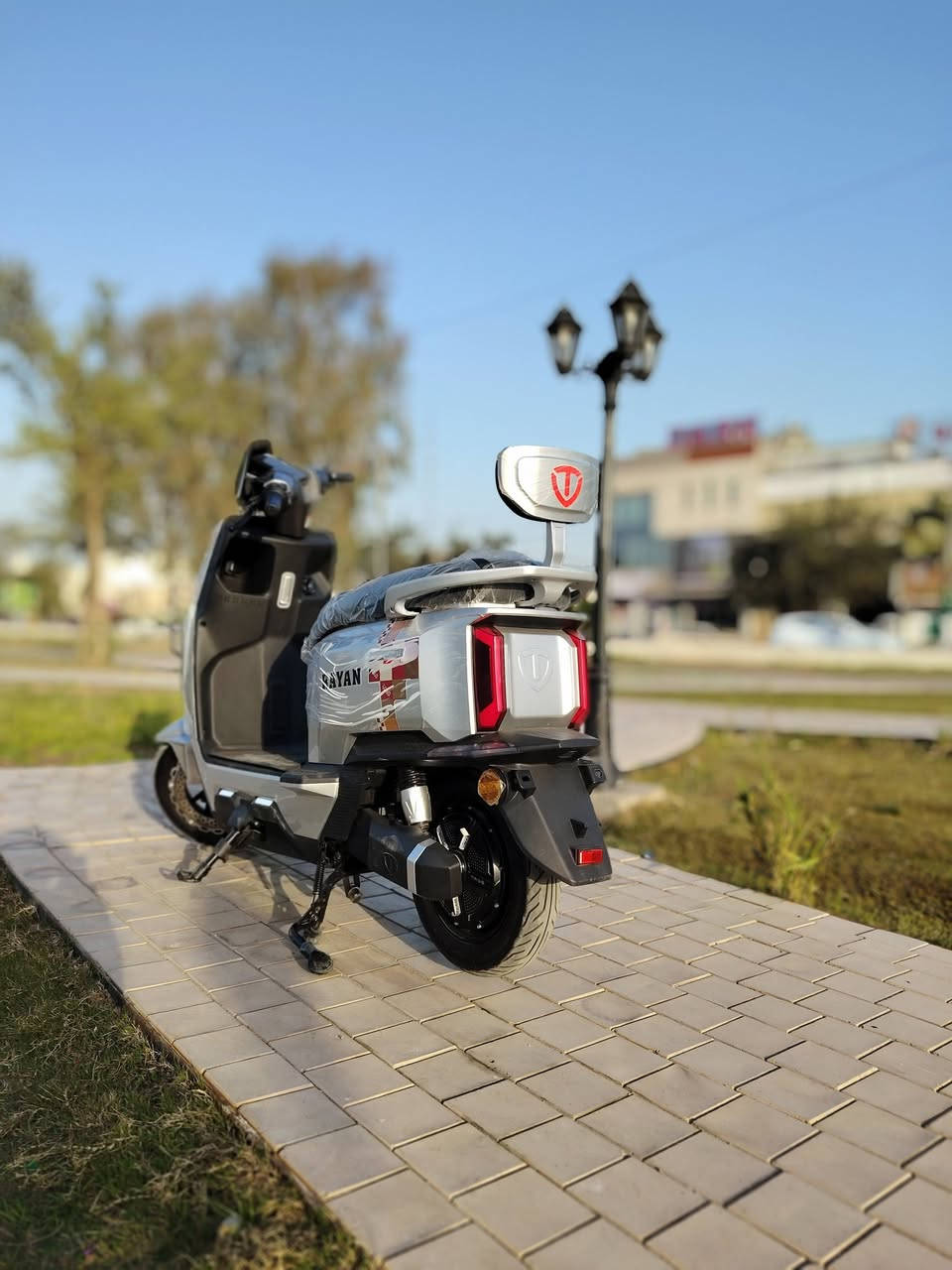 دراجة ريان ام عيون الحديث الجيل الثالث 
يتوفر بجميع الالوان 
جديد وغير مستعمل جوه السوك 
المواصفات
6 باتري 
ملف 1200 
تمشيك ٦٠ كيلو بالشحنه 
سرعه ٦٥ 
سويجين وبصمتين 
وباقي المواصفات معروفه 
يتوفر نظام الدفع نقد وبالاقساط 
ويوجد توصيل الى جميع المحافظات
للاستفسار ***********
