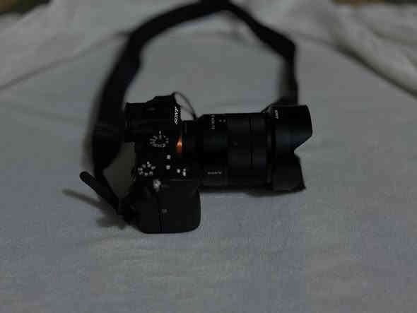 Sony a7iii with 24-70mm Sony lens 4f 
السلام عليكم ورحمة الله وبركاته
اخواني الاعزاء .. هذي الكامرة للبيع وسبب البيع هو تطوير المعدات 
الشتر مالتها 2.2k ووياها جنطة كاملة ومايك Hollyand وكذلك معدات التنظيف
للاستفسار ***********
