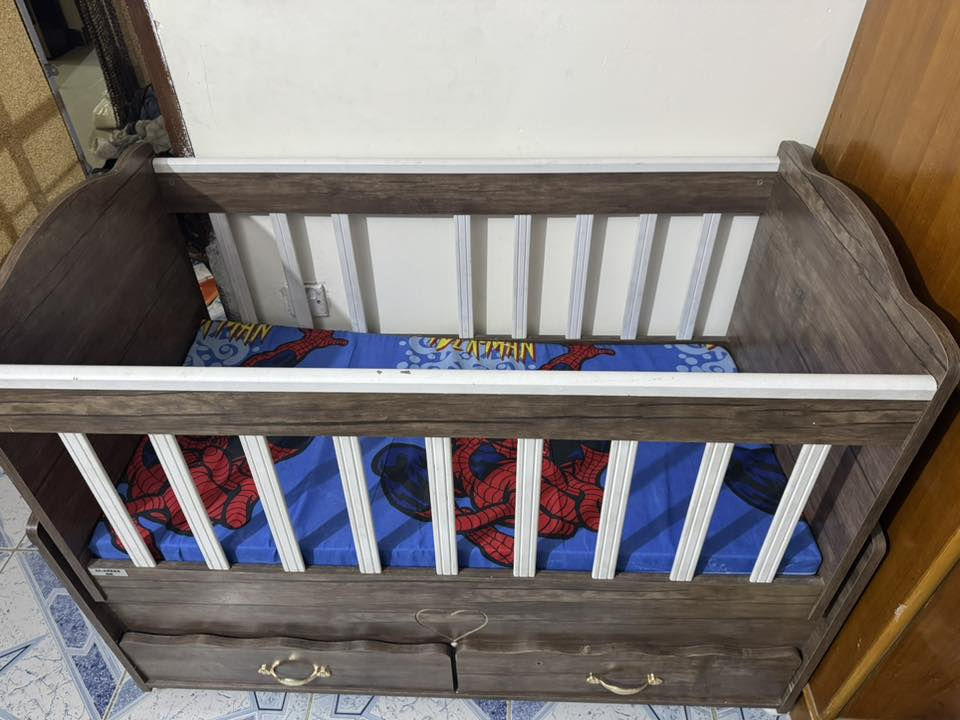 سرير أطفال وهزاز مع الاسفنجة فقط الجرارة اللي عليسرة تحتاج براغي السعر 25 قفل رقم الواتساب *********** بغداد جميلة
