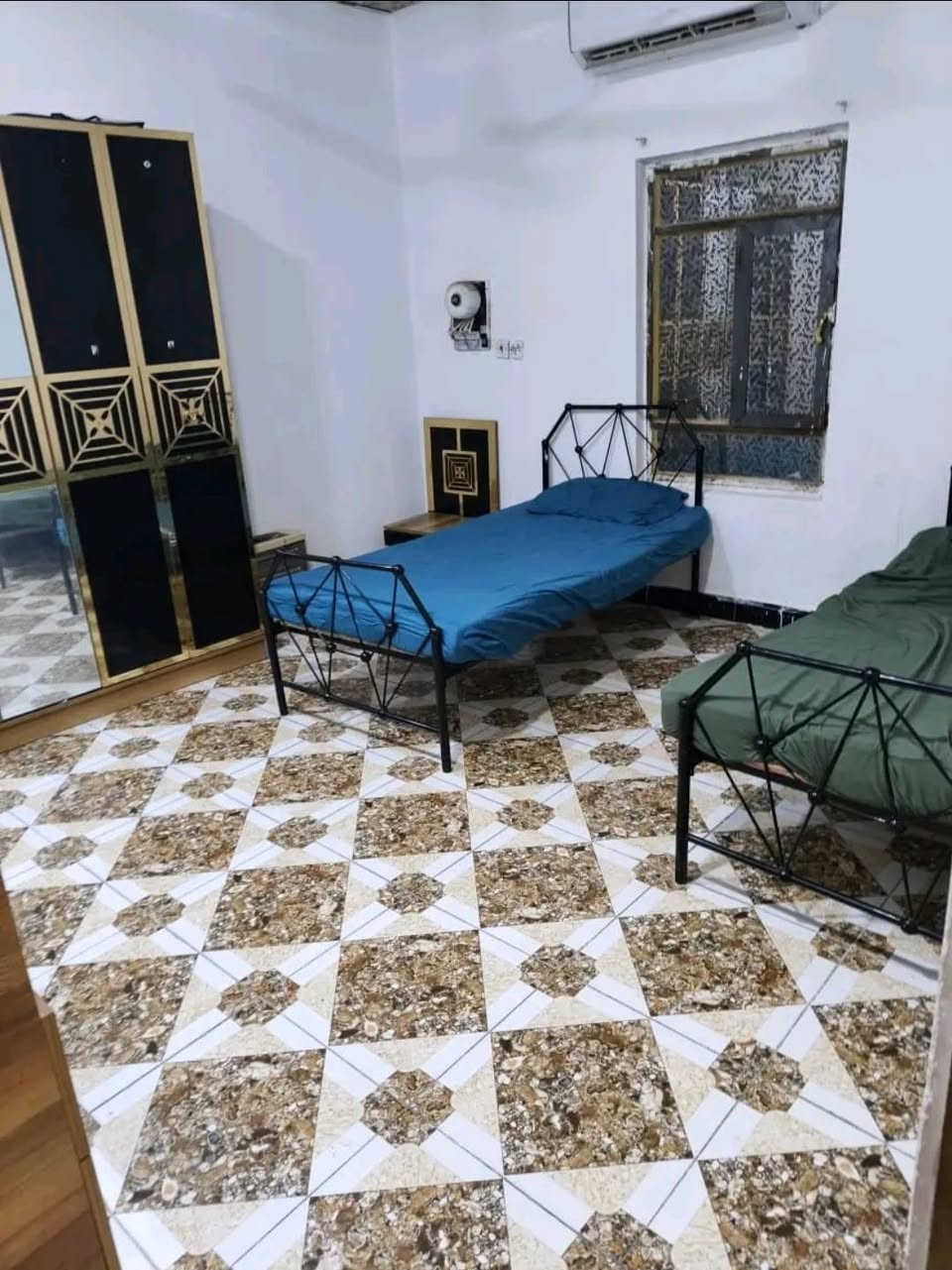 بيت في  الصالحية قرب الحسينه الرضويه  للبيع مساحه ١٥٠ متر غرفتين مطبخ ودوانيه وهول سعر ٧٥ وبي مجال 
***********
