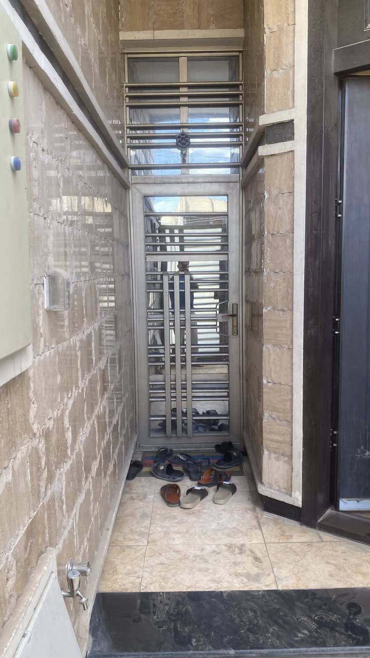 السلام عليكم بيت للبيع مساحة 100 متر 5x20 طابو ملك صرف موقعة حي اور الشارع العام مقابل معمل الرحلات البيت طابقين 3 غرف نوم للاستفسار الاتصال على الرقم ***********
