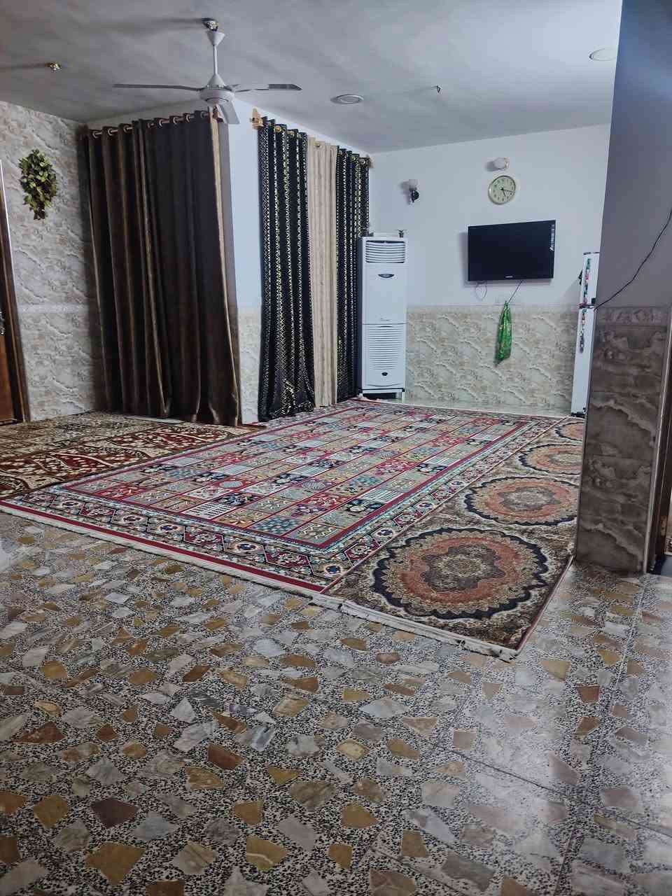 سلام عليكم ورحمة الله وبركاتة بيت البيع منطقه جسر ديالى شارع المخازن منطقه الشهيلات مساحه 240 م طابو صرف ***********
