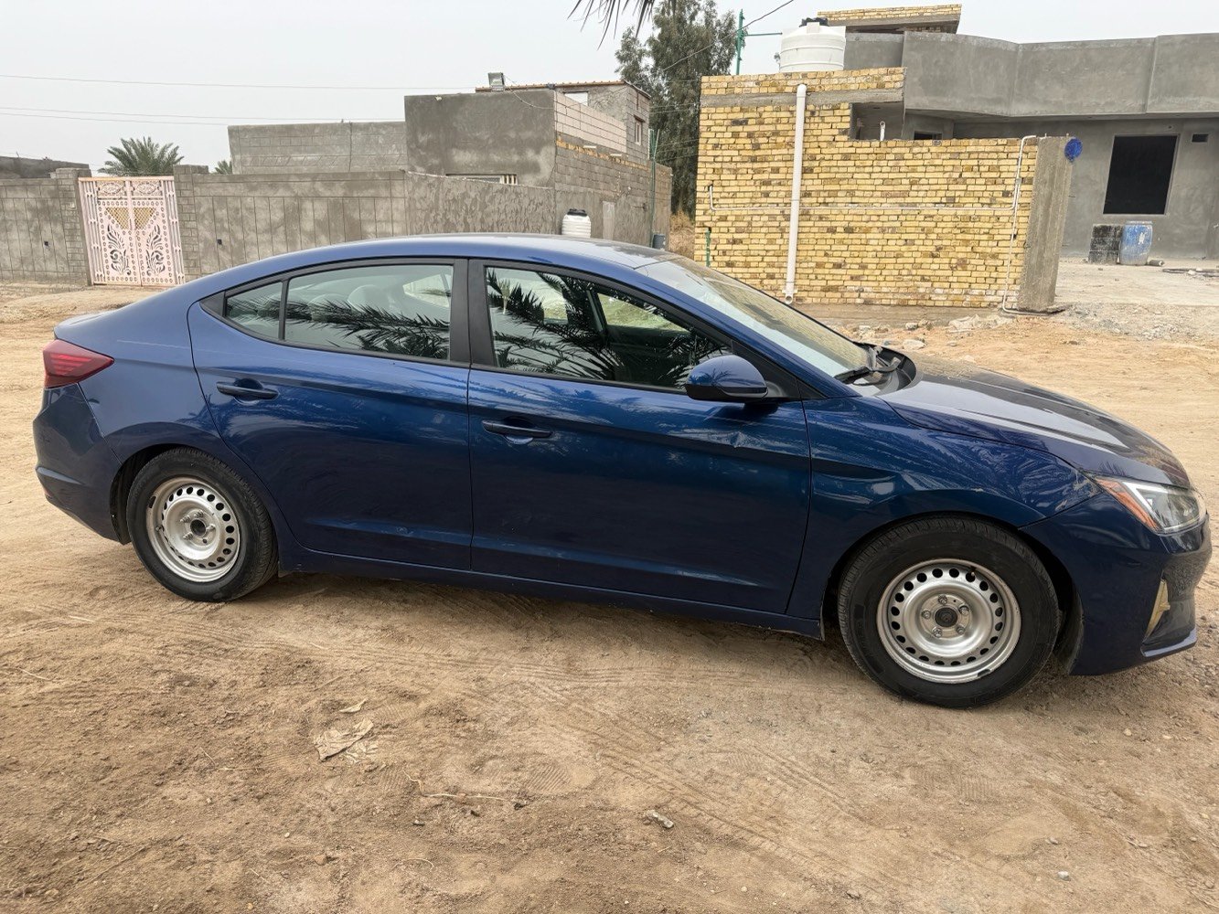 سيارة هيونداي النترا زرقاء بحالة ممتازة مع هيكل خارجي نظيف جداً. الداخلية مرتبة ومجهزة بمساند مريحة. ممشى السيارة قليل ومحافظة عليها بشكل جيد. الجاهزة للاستخدام الفوري.