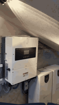 تعبت من انقطاع الكهرباء؟ نوفّر لك منظومة بدون ألواح شمسية 🔋 بطاريات لي...