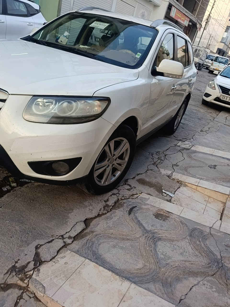 سنتافي موديل 2012 رقم سليمانيه  بسمي السياره سنويه مجدد لحد 2030 محرك 4 سلندر محرك مفتوح سياره سبعه راكب وثلاثه قطع تبريد بصمه وبنوراما يعني سياره فول واحد على واحد سياره وتبريد ثلج بيها صبغ فقط جامرلغ خلفي سعر السياره 147 وبيه مجال مكان السياره ديالى جلولاء رقم ***********
