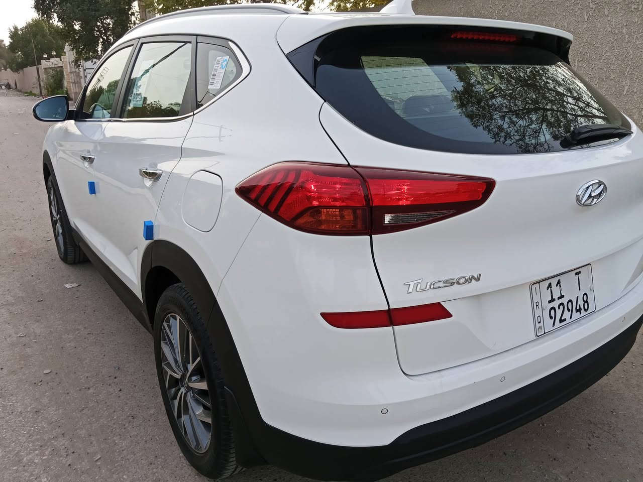 السلام عليكم للبيع توكسان 2020 شركة الكاصد
فول مواصفات عدا البانوراما كشنات كهرباء 
بصمه حساس امامي خلفي
السياره ماشيه 38 الف حقيقي بشرط الفحص 
لد امامي 
خمس عدسات
السياره جديده جدآ وكفاله عامه من كلشي لاصبغ ولا حادث ولا تبديل رقم بغداد بأسمي تحويل ثاني يوم مكانها بغداد الكرخ *********** واني بخدمة الطيبين
