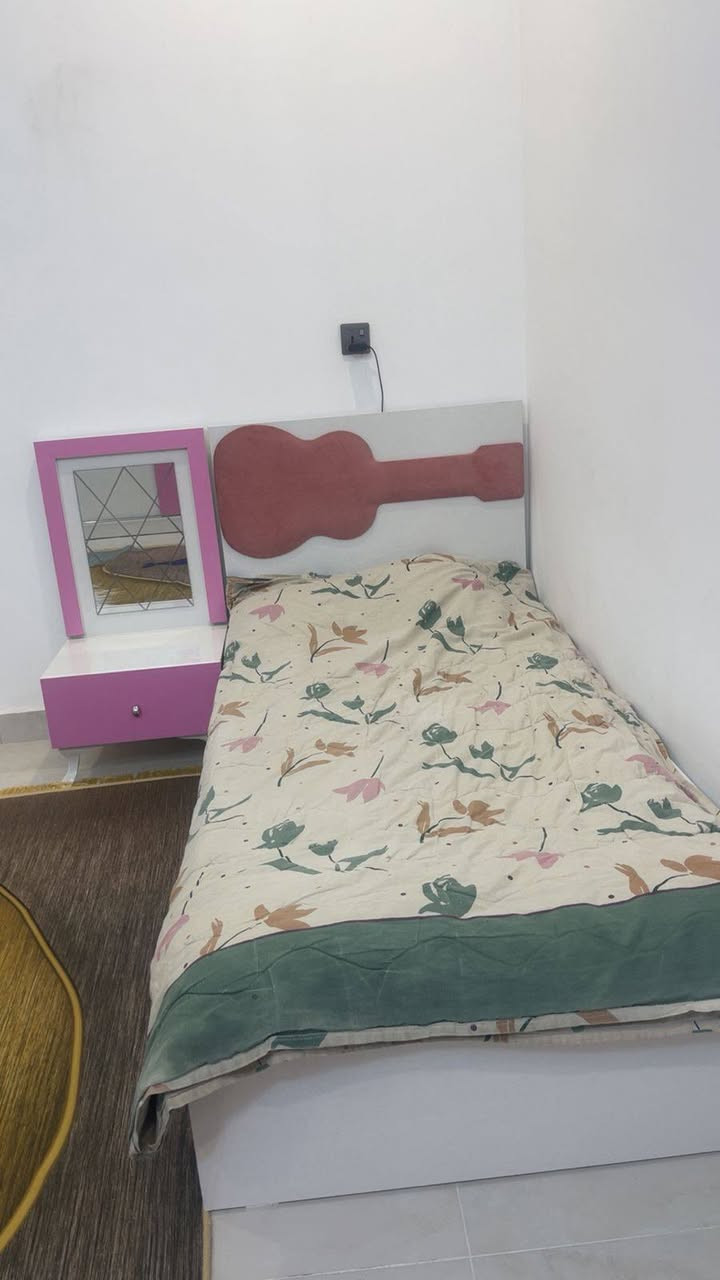 السلام عليكم
غرفة اخشاب بناتية تتكون من 
سرير عدد 2
كومدي وسط بين السريرين 
كنتور سلايت 
ميز مرايا 
السعر / 350 الف 
العنوان / نواب الأمين 
***********
