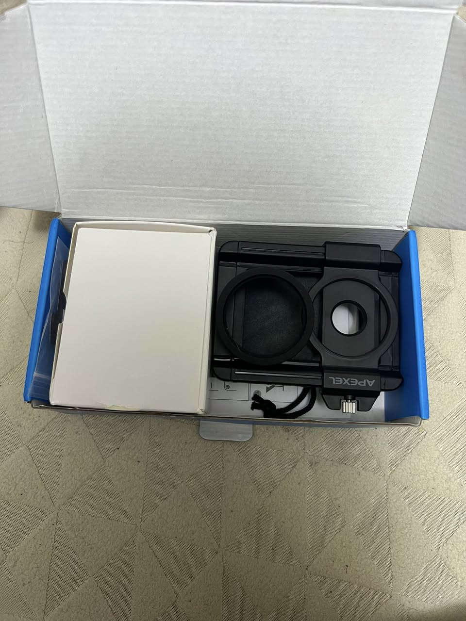 متوفر عدسة تصوير ماكرو للهواتف الذكية من العلامة التجارية Apexel، طراز APL-ZM100.
نوع العدسة: ماكرو (Macro) للتصوير عن قرب. 

التكبير: توفر تكبير بصري قابل للتعديل بمقدار 10-20 ضعف (10-20x). 

المميزات: تأتي مع مشبك لتثبيتها على معظم الهواتف الذكية، وتتميز بفتحة عدسة ثابتة بقيمة f/1.05.


**إذا كنت صاحب هذا الإعلان وتريد حذفه لأي سبب، رجاءا أرسل رسالة إلى الدعم الفني**