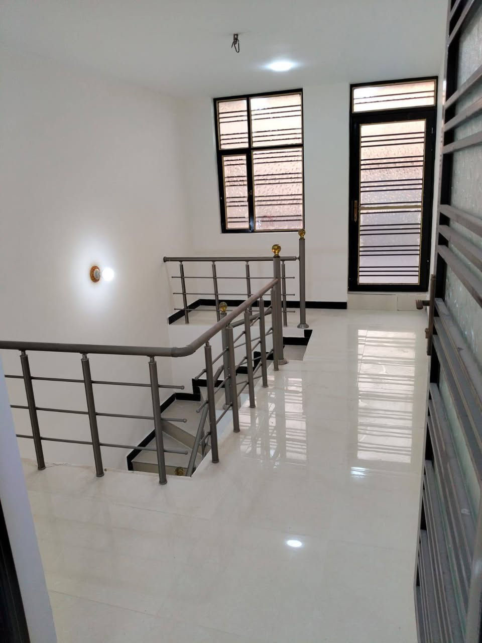 بيت اجار قرب الجامعه العراقيه ..سبع ابكار 
يحوي على صاله ومطبخ وغرفتين نوم وصحيات 
فرع 3 متر يوجد مكان خاص لوقوف سياره 
مساحه 50 متر 
شرط كفيل وموضف
اجاره 500 الف 
*********** متوفر واتس اب
