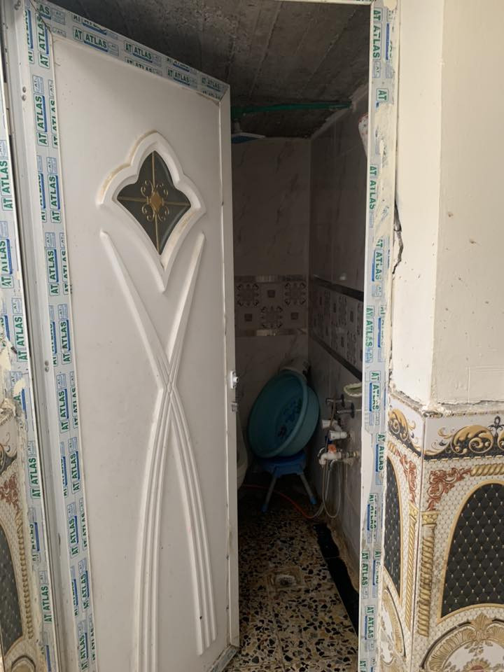 السلام عليكم تبيت تجاوز للبيع مساحة ١٠٠ عنوان سكينة قرب شارع العالم وقرب مخبز الساعدي خدمات كاملة مي كهرباء مجاري اجلكم الله للستفسار اكثر *********** ملاحظة فقط الطابق ثاني سندويش البيت صب وجديد من الداخل
