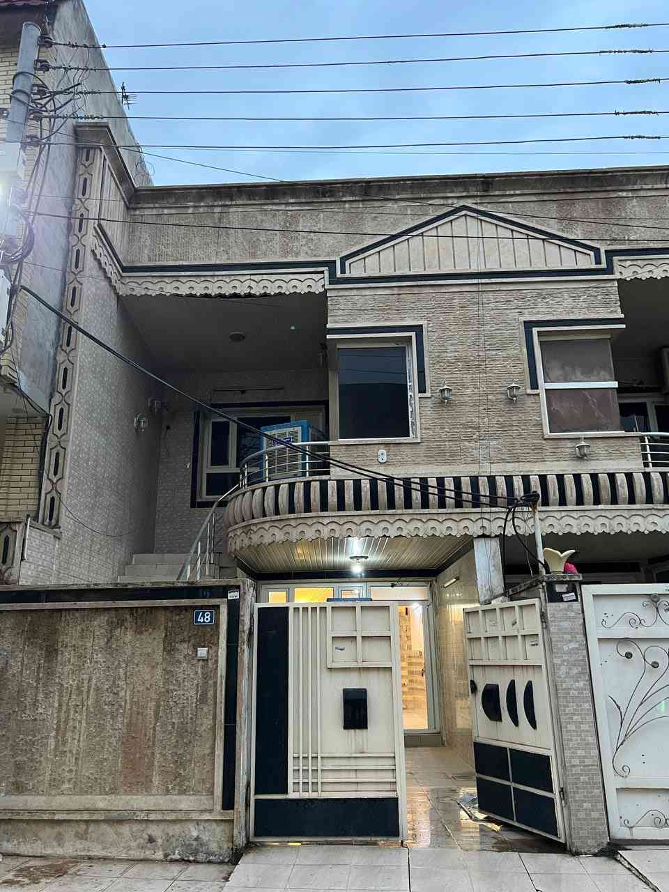 للبيع بيت ١٠٠ متر
٣ غرف نوم وصاله و مطبخ و صحيات داخليه و خارجيه وكراج سياره وحده و درج خارجي 
العنوان اربيل حي كويستان قرب بارك البيشمركه 
السعر ١١ دفتر و بي مجال 
***********
