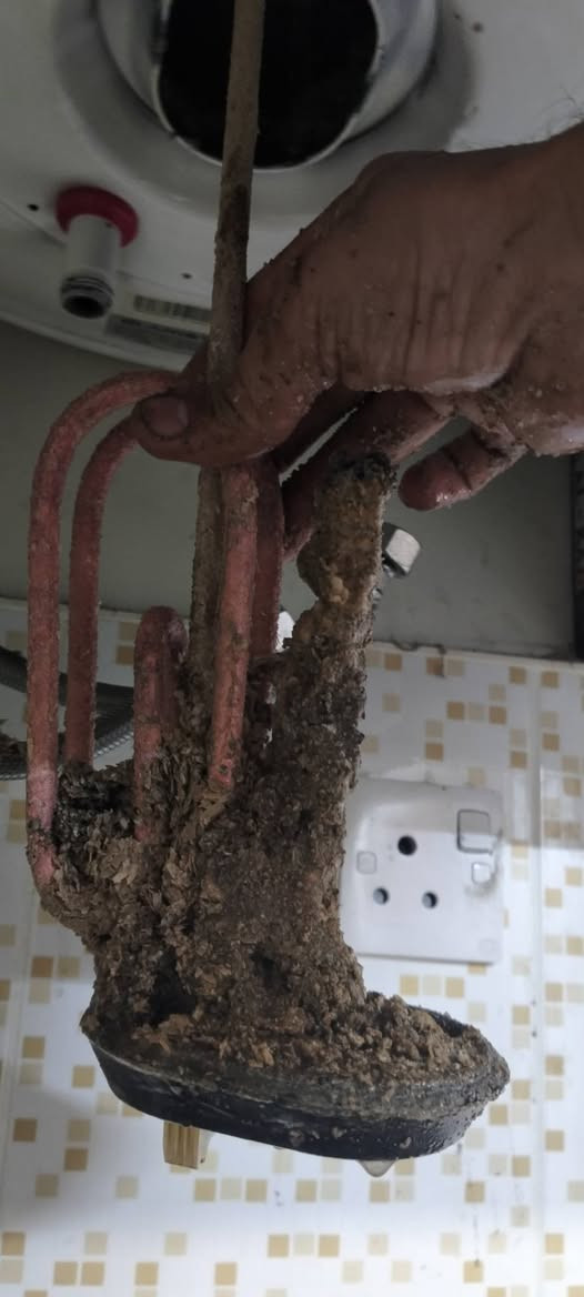 تم تنظيف سخان. 
#خدمات ابو علي لديكم لا خوف عليكم
صبغ الشقق  أعمال ديكور 
١-  #تبديل واضافة نقاط  كهربائية🔌،وبراكيتات و تثبيت💡 
الثريات بكافه انواعها🔮 .
٣- #تثبيت وفتح  مراوح سقفيه بكافة انواعها. 🪭
شد شاشات البلازما📺 
4 _تبديل #وصيانه خلاطات بكافه انواعها 🚿🛁🚽
5 _تبديل قفل #🔏 باب شقه داخلي  🔑وخارجي 🔐
6 _فتح وشد كافة #غرف 🛌🛏️🛏️ نوم
7-فتح وشد وتنظيف #سخان 🔧🔧 
شد ونصب  كاونتر 🔨🪚
8-تغليف ابواب مانع رطوبة 🚪🚪
9-تعليق ستائر ‏‪🪟 🛠️ 
نقل اثاث داخل بسماية.🚛🚛
شد فلتر خارجي على الميزانيه وتبديل فلتر 7مراحل🚿🚿
 فتح وشد ساحبه وتصليح⚙️⚙️🪛  
  تنصيب جميع الغسالات👚
تثبيت وشد وتعليق جميع الاغراض. 🪜🪞🖼️
تصليح كافة الغرف و تبديل  سجه🪚🪚    متوفر على مدار  ٢٤🕠🕕🕑🕖🕢
للاستفسار والتواصل مراسلة الصفحة او الاتصال 
***********   (واتساب )او اتصال📲📳
0️⃣7️⃣8️⃣2️⃣5️⃣2️⃣5️⃣9️⃣8️⃣2️⃣0️⃣
