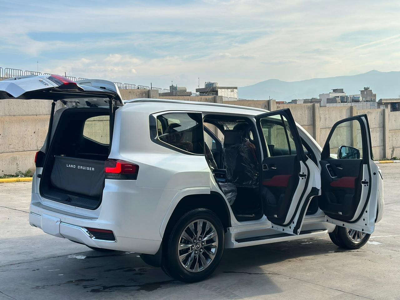 ‏Toyota Land Cruiser2023

بۆ زانینی نرخ 
لایکی پەیج بکە و کۆمێت بکە نرخت پێدەگات

Vxr.twin turbo 
‎کامێرا ٣٦٠ 
‎زەمان شریکە ساز

تایبەتمەندییە گشتییەکان:
کامیرا دواوە
سندوقی کارەبایی
ڕاگری نشێوی
کامیرا پێشەوە
کامیرا ٣٦٠
حەساس
گەرمکەرەوەی کوشن
ساردکەرەوەی کوشن
سلاید
بەسمە
دیاریکردنی خێرایی
جام کارەبایی
هەستەوەری باران
شاشە
ئاوێنەی ڕادار
کۆنترۆڵی پلەی گەرمی ئۆتۆماتیکی
یاریدەدەری برێک لە کاتی فریاکەوتن
کورسی کارەبایی
لایت پێشەوە زینۆن
لایت پێشەوە LED
داتاشۆ
ڕووناکی دەوروبەری ناوەوە
ئەپڵ کارپلەی
شەغال
ئەندرۆید ئۆتۆ
‏ABS
بارگاویکەرەوەی بێتەل
سەلاجە
سیستەمی دەبڵی هەوایی
بلاجکتۆر
کورسی میمۆری
برێکی وەستانی ئەلیکترۆنی
شێوازی لێخوڕین
ئاگادارکەرەوەی دەرچوون لە هێڵ
کۆنترۆڵی ئاوازاوی
داخستنی بێدەنگی دەرگا
سیستەمی دەنگی JBL
کۆنترۆڵی جێگیری ئەلیکترۆنی
ئاگاداری بەریەککەوتنی پێشەوە
سندوق بەبێ بەکارهێنانی دەست
دوگمەی داگیرساندن
فوول لایتی ئۆتۆماتیک
قفڵکردنی ئەلیکترۆنی ئەکسیلی دواوە

سەیارەکە لە سلێمانییە 

ژمارەی خاوەنی 
***********
____________________

تويوتا لاندكروزر 2023 (Toyota Land Cruiser)
المواصفات: VXR Twin Turbo
السعر والمفاجأة بمواصفات الفول الفول، السيارة نظيفة جداً وبحالة 

لمعرفة السعر
سوِّ لايك للصفحة واكتب تعليق حتى يوصلك السع

الشركة.
المميزات والمواصفات:
• كاميرات: كاميرا 360 درجة، كاميرا أمامية وخلفية.
• الضمان: ضمان شركة ساز (Zeman Saz).
• الراحة والتدفئة: كشنات (كراسي) كهرباء مع ميزة التدفئة والتبريد، وخاصية الذاكرة (Memory Seat).
• التكنولوجيا: شاشة كبيرة، نظام صوت JBL، أبل كاربلاي وأندرويد أوتو، شاحن لاسلكي، داتاشو (HUD).
• الأنظمة الذكية: رادار، تحديد مسار، حساسات كاملة، نظام بريك الطوارئ، وتثبيت سرعة.
• الإضافات: سلايد شو (فتحة سقف)، بصمة تشغيل وبصمة أبواب، ثلاجة، صندوق كهربائي (يفتح بالقدم)، أبواب شفط (إغلاق هادئ).
• الإضاءة: لايتات LED وزينون، فول لايت أوتوماتيك، وإضاءة داخلية محيطية.
• الأداء: نظام دفع رباعي، دبل هوائي، قفل دفرنشي (أكسل) خلفي، ونظام ABS مع مانع انزلاق.
• الموقع: السيارة موجودة في السليمانية.

• للتواصل والاستفسار

 (رقم صاحب السيارة): 
***********
