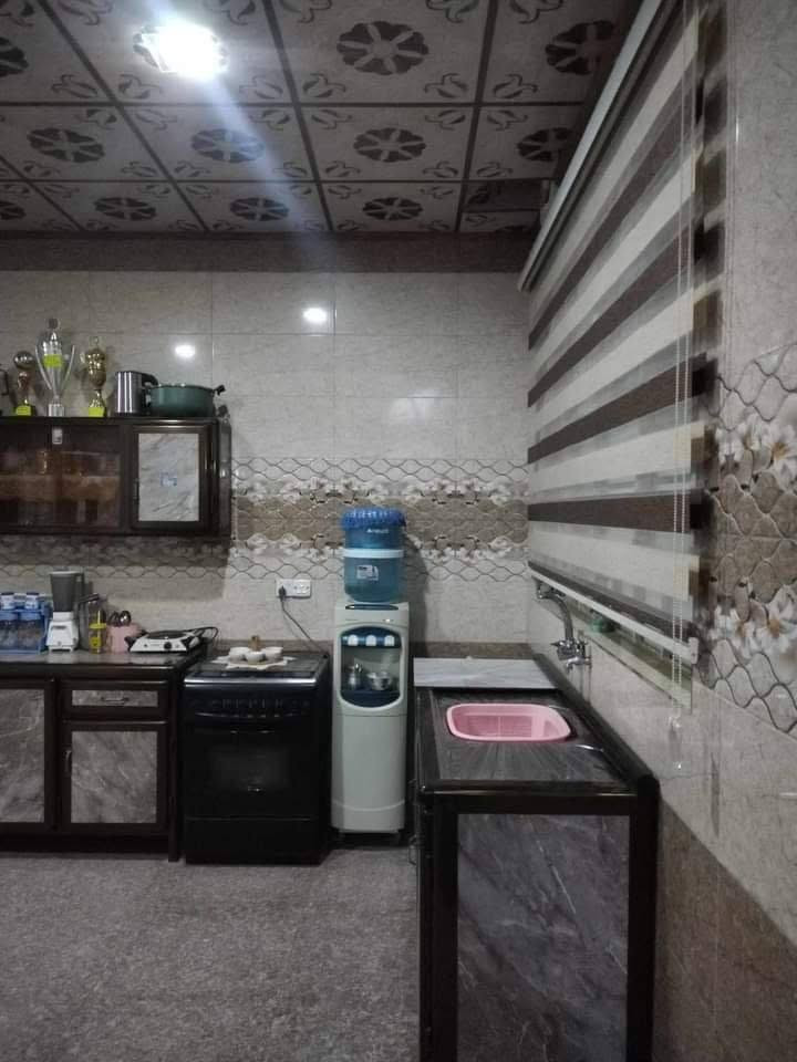 سلام عليكم متوفر بيت للبيع زراعي  بالقوسيات مقابل بانزيخانه المهند قريب من مدرسة نبأ العظيم مساحة 225 م واجهة 13 خدمات كاملة  وصل بلدية قرار 25 سعره 85 وبي مجال  يرهم مع معارضه بيت بالإيمن طابقين اتصل ***********
       ***********
