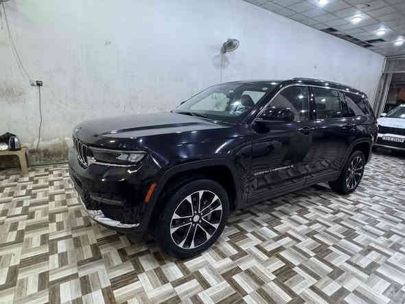 جيب 7 راكب 
الموديل : 2023 . (وارد امريكي) . 

المحرك : (3600)v6.

العداد : .(40000)M. 

رقم اربيل الجديد بأسمي تحويل ثاني يوم.

* رادار امامي مع مانع تصادم.

*مانع تصادم خلفي.

* شاحن موبايل وايرلس. 

* شاشه مع كامرة 

* نظام الخرائط (GPS).

* كير شفتات بالستيرن. 

* المصابيح الأمامية LED. 

*المصابيح الخلفيه LED.

* المقعد الأمامي للسائق كهرباء.

* دواخل مشمشي 

* مقاعد Vip

* حساسات خلفية. 

* بلوتوث تلفون. 

* محدد سرعة. 

ضرر السيارة:فقط الي اموضح بالصوره قليل خسفه بالدعاميه 
 ويوجد سونار. 
مكان السيارة:ميسان العماره 

للاستفسار الاتصال ع الرقم:***********
السعر 325 وبيها مجال بسيط للشراي
ترهم مراوس بسياره اقل قيمه
