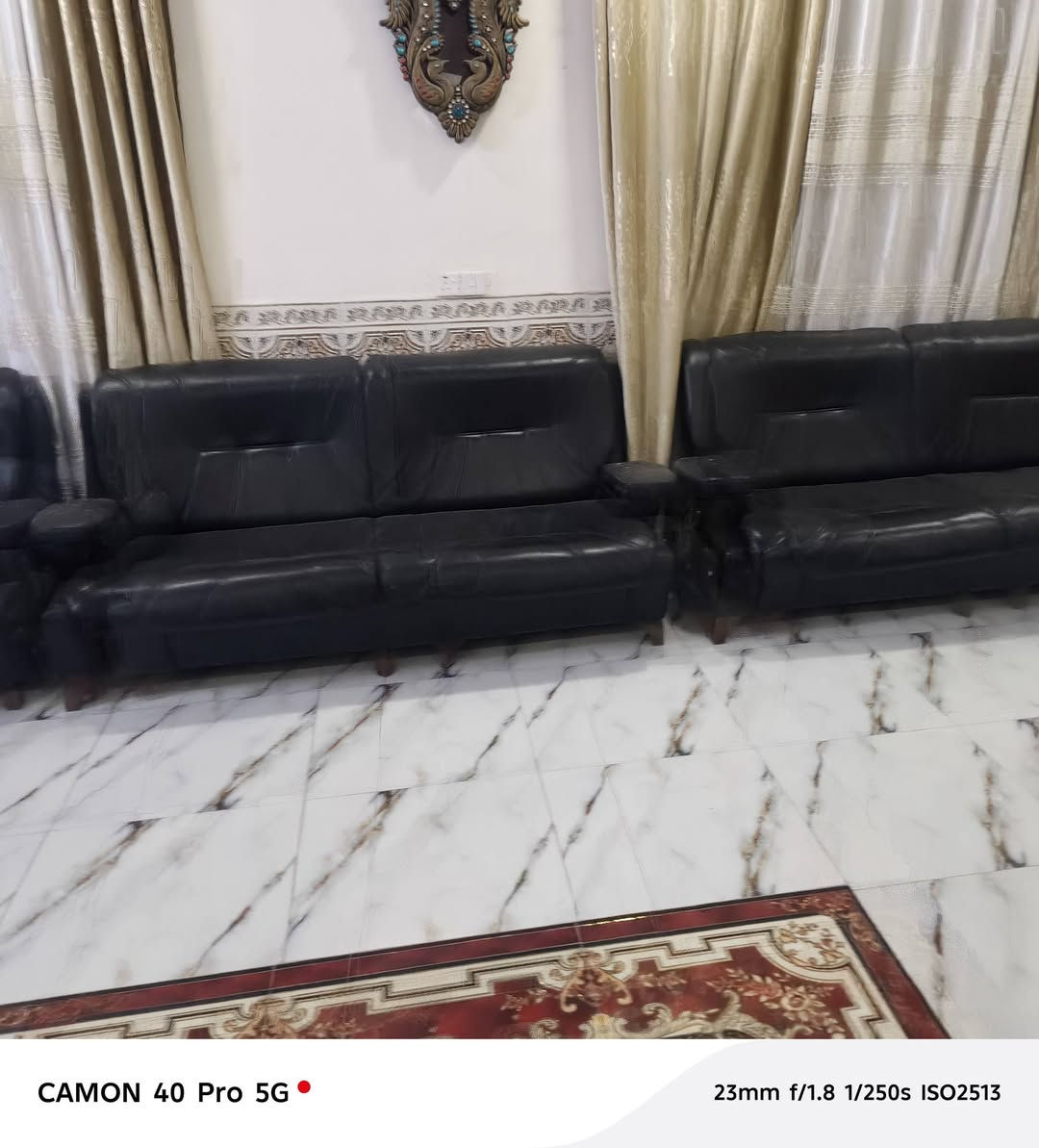 السلام عليكم تخم عشر مقاعد جلد للبيع نضافه ٨٠بلميه سعر ٢٠٠وبي مجال ***********
