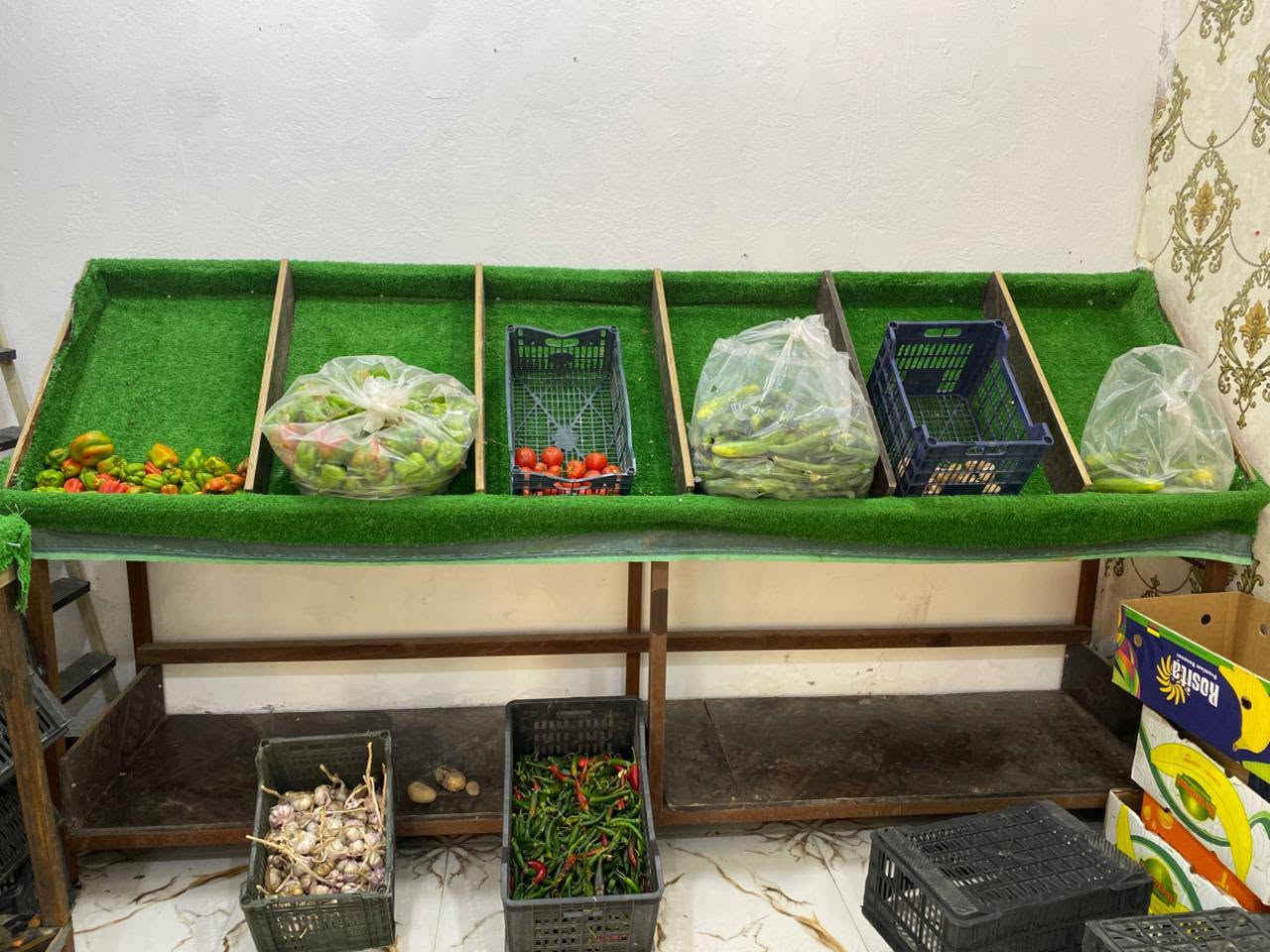غراض محل فواكه ؤخضر للبيع  في الزبير
ميز خضرؤات 3 متر عدد1
ميز ٢ متر عدد 2
باب جام محل 3 م عرض ارتفاع 2متر وربع
سبلت 2 طن ميديا مشتقل ٧ ايام
سقيفه 250 م في 3 
ميز مع كرسي + ميزان تلك 
السعر مليونين وربع للاستفسار على الرقم ***********
