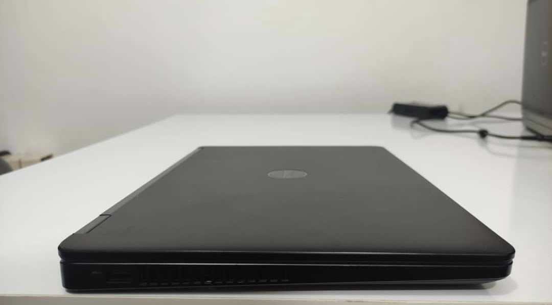 لابتوب Dell Latitude E5470 (Core i5 جيل سادس) - السعر 190 ألف

السلام عليكم ورحمة الله،

للبيع لابتوب ديل (Dell) موديل Latitude E5470، لابتوب فئة أعمال نظيف جداً وجاهز للاستخدام المباشر. الجهاز سريع جداً بفضل هارد الـ SSD ومنصب عليه ويندوز 11 وأوفيس 2016.

💻 المواصفات بالتفصيل:

 * الموديل: Dell Latitude E5470

 * المعالج (CPU): Intel® Core™ i5-6200U (الجيل السادس)

 * الرام (RAM): 8 جيجابايت (8GB)

 * كرت الشاشة (GPU): Intel® HD Graphics 520 (مدمج)

 * نظام التشغيل: Windows 11 (أصلي)

 * الشاشة: دقة 1366x768 (HD)

 * البرامج: مُنصب عليه مجموعة أوفيس 2016 (وورد، إكسل...إلخ)

✅ حالة الجهاز والملحقات:

 * التخزين (الهارد): هارد سريع جداً SSD بحجم 256 جيجابايت (يفتح النظام بثواني).

 * البطارية: ممتازة، تدوم حوالي 3 ساعات (حسب الاستخدام).

 * النظافة: الجهاز نظيف جداً ومكفول من أي مشكلة.

 * الملحقات: يأتي معه الشاحن الأصلي + ماوس هدية.

💰 السعر والمكان:

 * السعر: 190 ألف دينار

 * المكان: الناصرية - الشموخ.

للتواصل والاستفسار، يرجى إرسال رساله على الوات ساب 



‭0777 364 4026‬