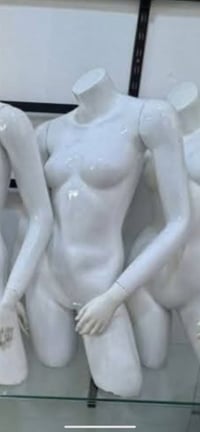عندي نص جسم 16 قطعة وعندي بس رجلين  7. قطع   بغداد _الحرية.  077084091...