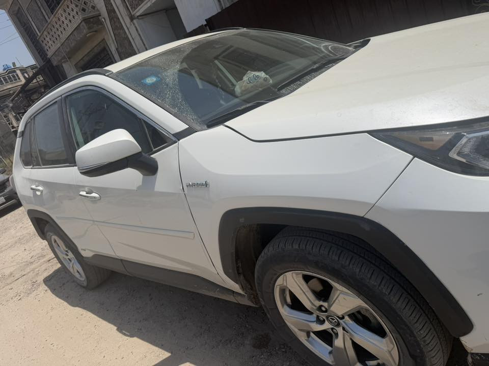 للبيع Toyota RAV4 Hybrid Limited موديل 2021 او مراوس بمارسيدس  c300
• فئة Limited (فل أوبشن)
• وارد أمريكي
• محرك وبطارية الهايبرد بحالة ممتازة
• حادث سابق تجميلي فقط (تبديل بونيد وبلادي) وتم الإصلاح بشكل احترافي
• السيارة نظيفة وجاهزة للاستخدام ولا تحتاج مصاريف

مميزات:
✓ اقتصادية جداً بالوقود
✓ مواصفات كاملة
✓ كاميرات وحساسات
✓ فتحة سقف
✓ مقاعد جلد
✓ تشغيل بصمة وميزة تشغيل عن بعد 
رقم بغداد ب اسمي 

السعر: 22,500 دولار قابل للتفاوض بالمعقول

للاستفسار والمشاهدة يرجى التواصل على الرقم
***********
