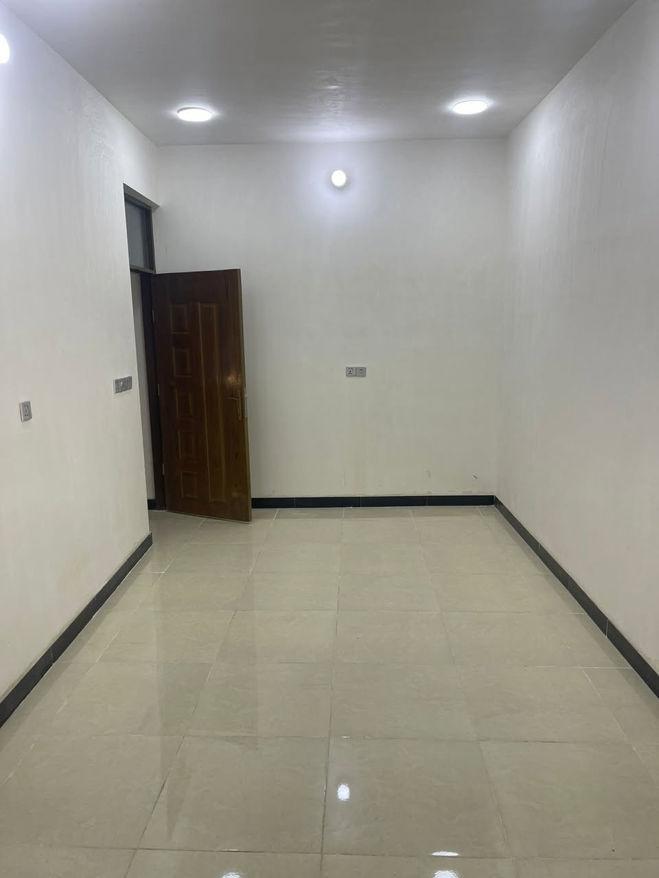 دار للبيع في الشعب العقاري الاولى  المساحة 81 النزال 13.5 الواجهة 6 بناء درجة اولى سنة 2025 يحتوي على ٣ غرف نوم وخدمات  في الطابقين البيت مدخلين للاستفسار على الرقم*********** او واتساب
