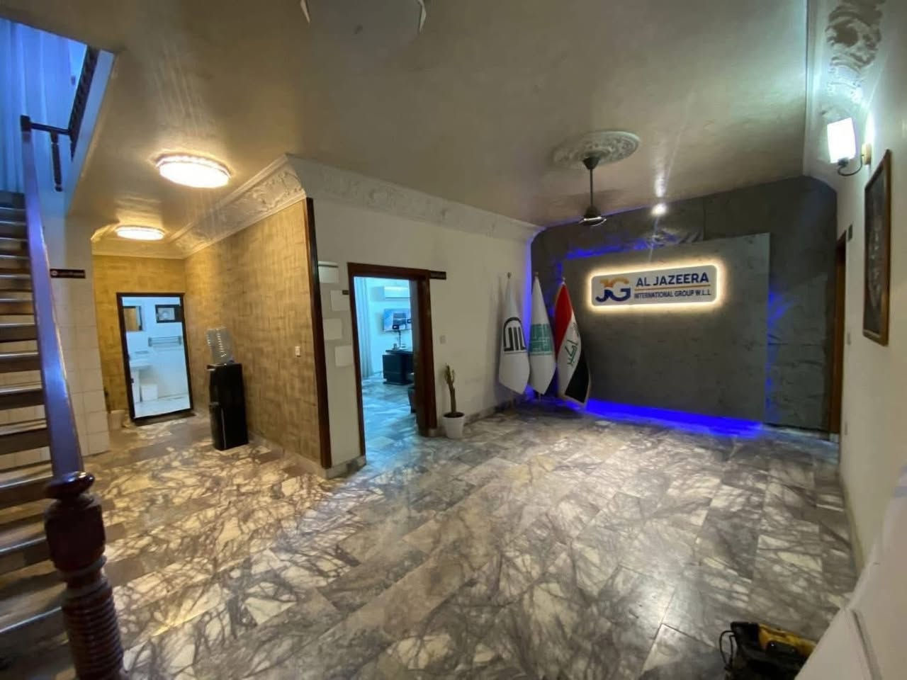 للايجار في السيديه

بيت 460 م درجه اولى 

على شارع 40 م  ورصيف 6 م قرب التجاري 

المحتويات 5 غرف نوم وصاله وهول داخلي +مطبخ مجهز +صاله مجهزه 

وكراج كبير +حديقه 

يصلح للنشاطات التجاريه (مكتب نائب  + +مقر شركه+ مذخر او معهد او مدرسه او اي نشاط تجاري) 

السعر 33 ورقه + مقدمه كم شهر 

للاستفسار اكثر الاتصال على الارقام التاليه ؛.

***********
***********
او زياره موقع الشركة 📍
السيدية الضباط مجاور افران الزيتون 2 
#شركه_الاعمار_الهندسي_للاستثمار_والتطوير_العقاري.#
