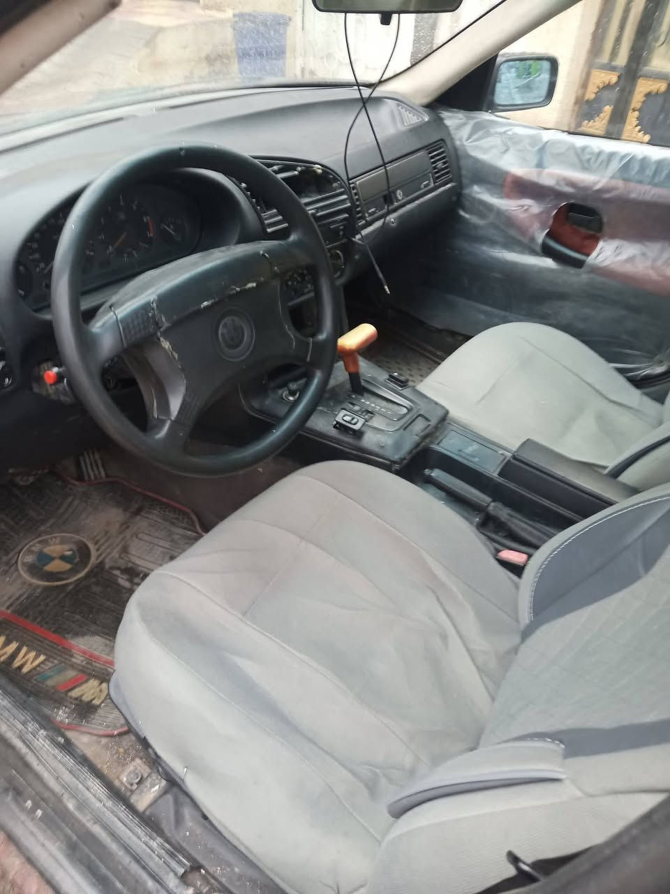 السلام عليكم
BMW صقر موديل 1992 مكينه وگير ونجي اوتو ماتيك  كامله
كهربائيات كامله السياره 
 تايرات نظيفات
رقم انكليزي رقم ميسان السياره في ميسان قطاع 28 شارع السوق
السعر 38 ورقه مستعجل ع بيعتها
للاتصال ***********
