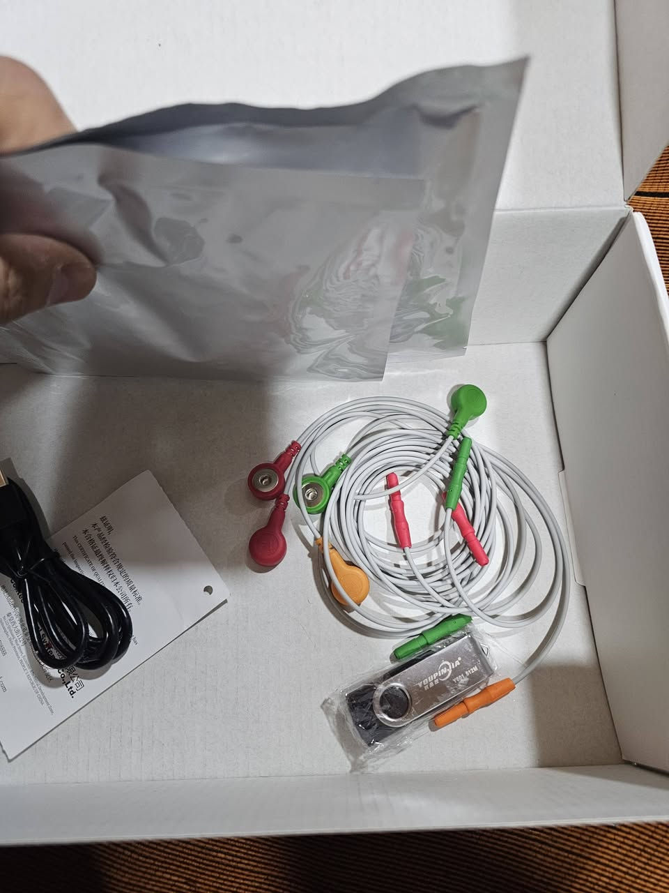 جهاز هولتر تخطيط قلب (Contec TLC9803) بحالة ممتازة للبيع
التفاصيل:
​النوع: جهاز تخطيط قلب ديناميكي (Holter ECG) ماركة Contec العالمية.
​الموديل: TLC9803 (نظام 3 قنوات).
​مدة التسجيل: مراقبة مستمرة لنشاط القلب لمدة 24 ساعة.
​الحالة: الجهاز نظيف جداً وبحالة ممتازة (شبه جديد) كما موضح بالصور.
​الملحقات: يأتي مع كافة ملحقاته الأصلية (حقيبة الحمل، كابل المريض، كابل البيانات، والأقطاب).
​المميزات: شاشة OLED ملونة، دقة عالية في التحليل، وسهولة في نقل البيانات للحاسبة.
السعر: ٣٢٥ الف 
للتواصل مراسلة الخاص.


**إذا كنت صاحب هذا الإعلان وتريد حذفه لأي سبب، رجاءا أرسل رسالة إلى الدعم الفني**