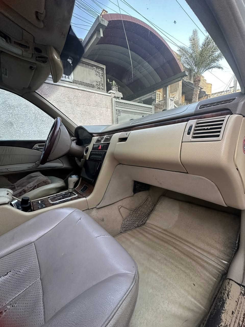 حجم E320  رقم انگليزي باسمي افنتگارد فول مواصفات سلايد بردة خلفية كشنات كهرباء مري قلاب كهرباء 
محرك 6سلندر V.  محرك گير حدادية جيد طخم تاير  فيت بم اصلي جديد نوزلات ومسطرة وبلكات اصلية التبريد عندي عطلت الكمبريسر التدفئة شغالة بيها خياسات يم السلايد ويم الجامة الخلفية وبيها طخة بالباب اليسرى الخلفي ممصلحة السعر 83 وبيها مجال بسيط مكانها بغداد الاورفلي 
***********
