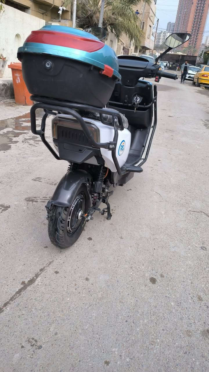 السلام عليكم دراجه شحن جديدة  بريكات هيدروليك خلفي امامي  صاروخ بل مشي  7بطاريات دراجه حلوه و ناعمه بل مشي  و تمشيك بل شحنه الوحده 50كيلو متر    السعر 650
 و بيه مجال  مكاني بغداد المنصور او ساحة إلقاء استفار. *********** ‬‏بي واتساب ///
