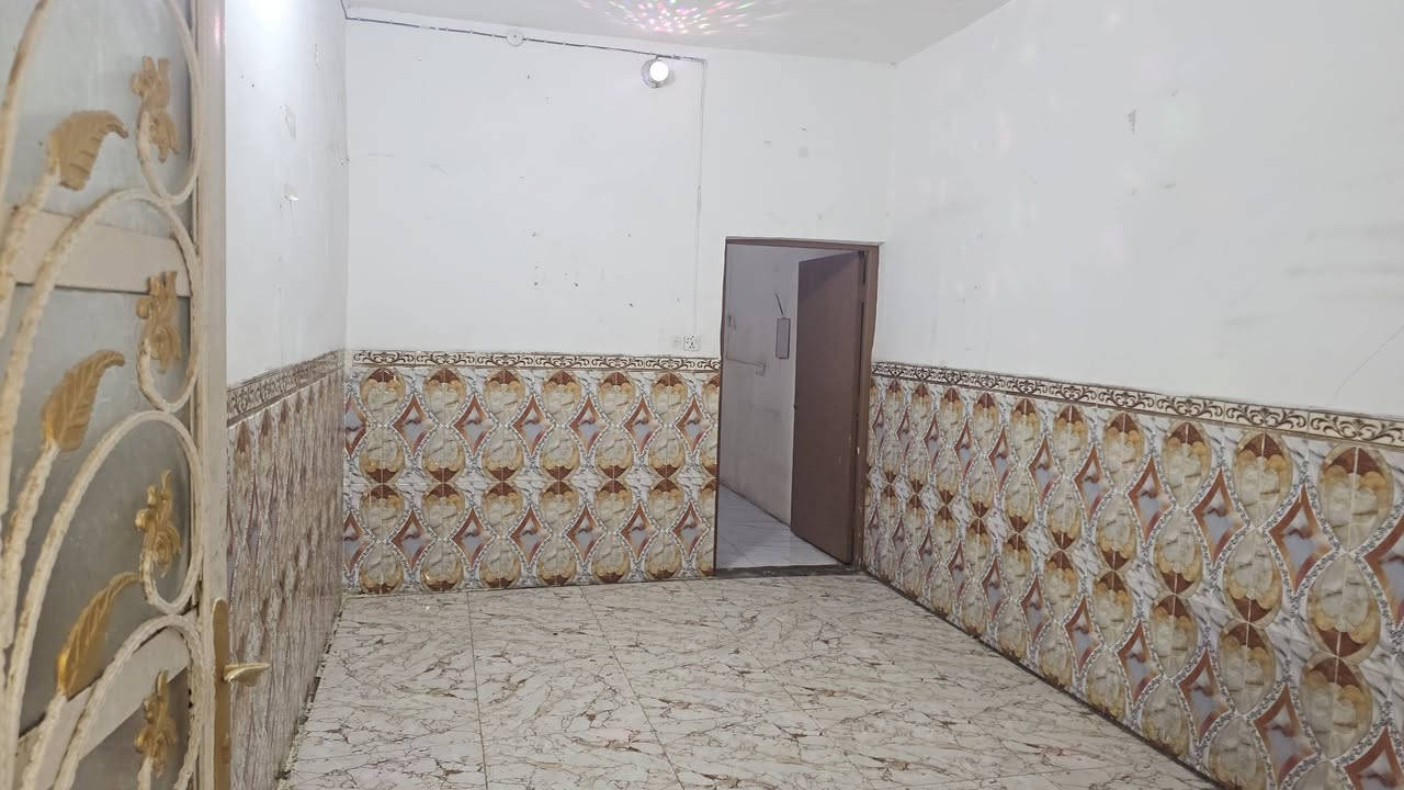 السلام عليكم 
دار للبيع مساحه ٥٠ متر حي ميسان نهاية الكيات قريب عالشارع العام طابقين الاول صب يحتوي على غرفة ومطبخ كبير وصحيات والثاني شيلمان يحتوي على غرفتين وصالة صغيرة وصحيات البيت نظيف كان مؤجر وهسة فارغ 
السعر 64 وبيه مجال  ***********
