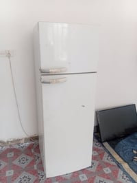 ثلاجة لبيع ١٤ قدم سعر ١٥٠ الف وبية مجال عنوان جسر ديالى رقم 0771220858...