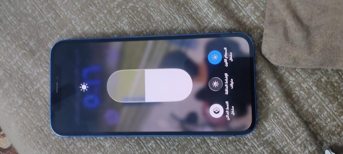 ايفون 12 للمراوس بايفون 7 او 8 وينظي فرق جهاز ممفتوح وتر بروف بس بطاريتة 77 
***********
