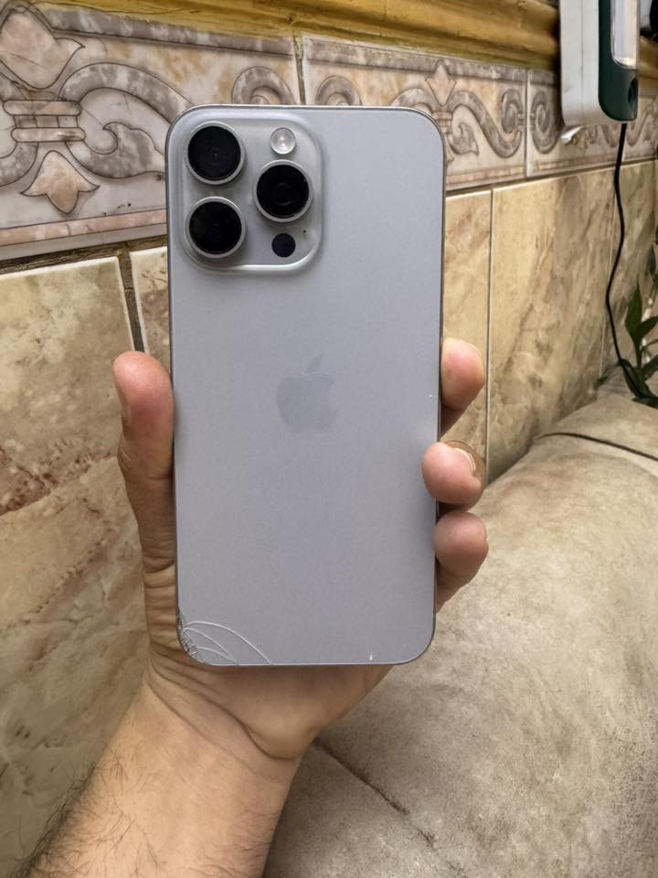 15برو ماكسبطاريه 88وذاكره 256مبدل شاشه وبي كسر بلضهر ***********
