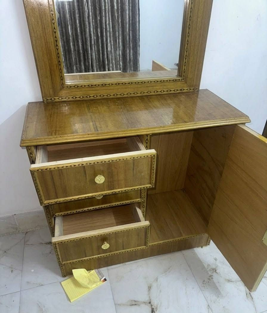 ميز مراية جديد ونظيف كلش السعر ١٢٥ وبي مجال بغداد الشعب للاستفسار ***********
