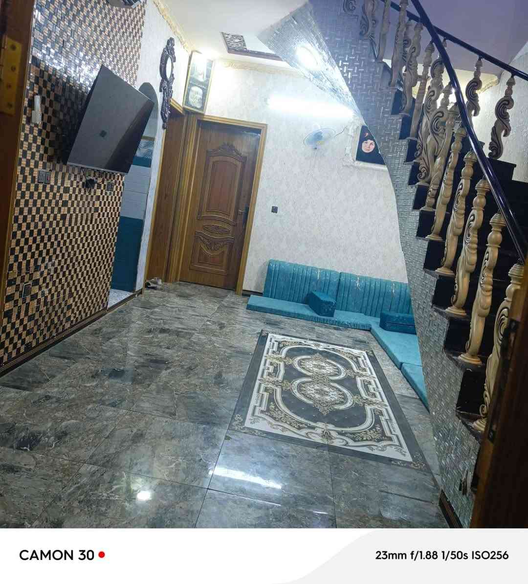 بيت للبيع  البوبيات كربلاء  نزله اسواق البرتقاله في مجمع الخضراء مساحه 327م
تحت البناء 200م
مجاري رئيسيه 
ماء اساله قوي 
شارع عرضه 12 متر 
محولة وطنية خاصة للمجمع
حديقه 12 م
طارمه 14م
طارمه تحتوي على سقيفة كيسبان طول الطارمه
واجه10 نزال 37
يحتوي على 
2 غرف طابق ارضي 
3 غرف طابق ثاني  سويتات
سطح كبير 9م
شلال كبير
مطبخ كبير جدا 7.20*4
البيت بناء جديد 2021
بناء درجة اولى

الاستفسار ***********
***********
