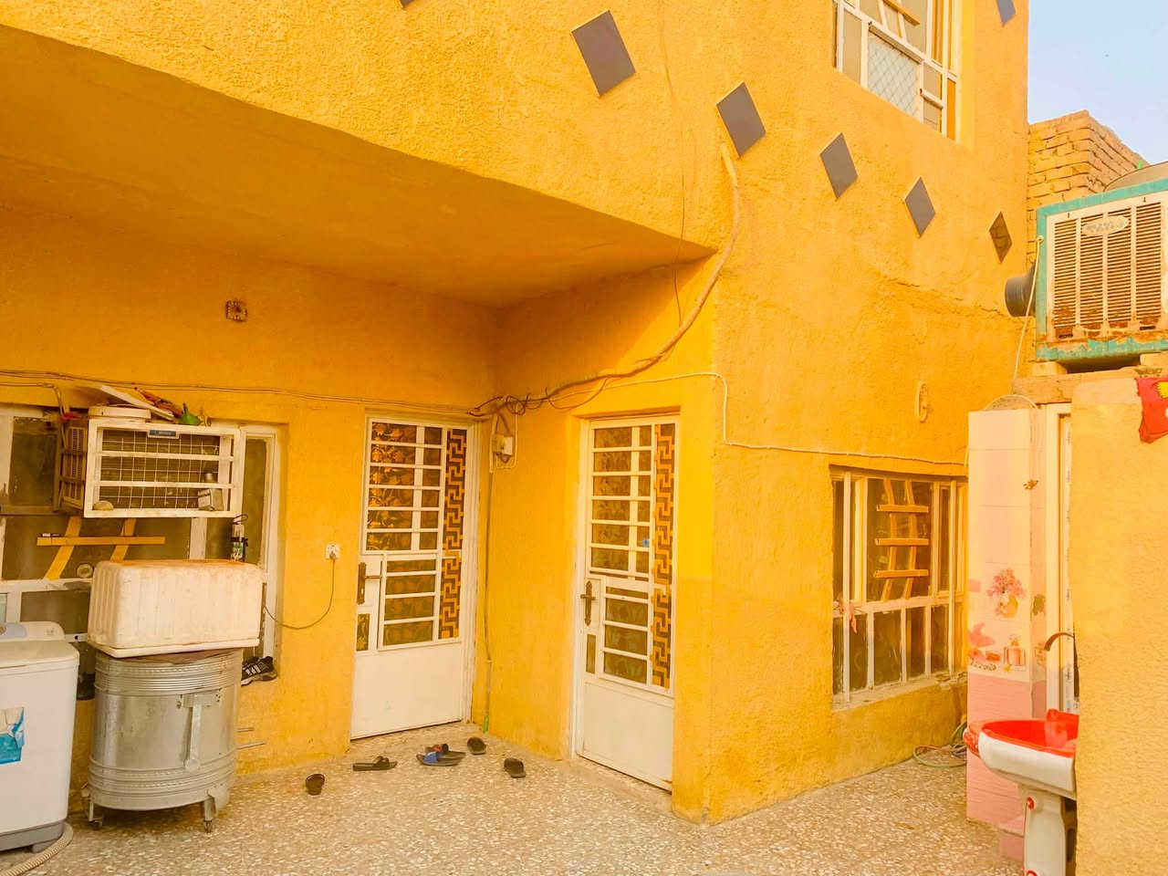 بيت للبيع  المساحة 105 متر 🏠
حي النصر شارع المستوصف بنفس الشارع قرب ابو بشار الوكيل رقم الهاتف *********** ☎️ 
يحتوي على 3 غرف نوم + مطبخ + صالة جبيرة + ستقبال 
+ يحتوي على 2 حمامات + 1 صحيات 
الشراي ايخابر 📲
